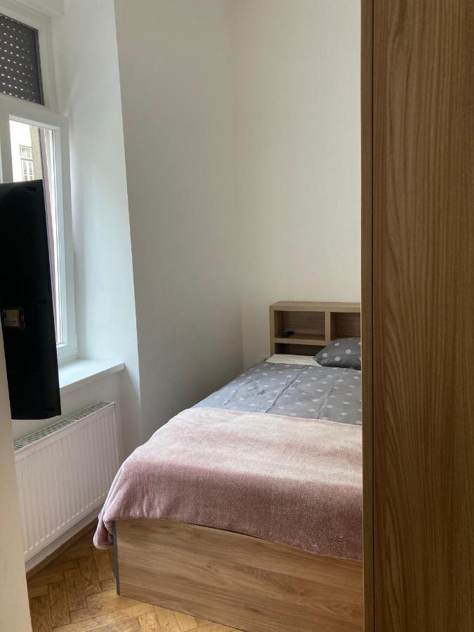 Tiny Twix Room In The City Centre ลูบลิยานา ภายนอก รูปภาพ